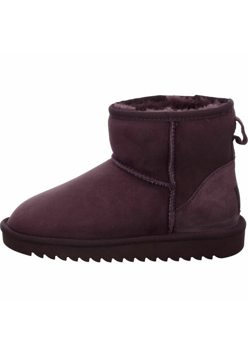 Stivaletto a caviglia in suede viola con una morbida fodera in pelliccia, punta tonda, dettagli cuciti e suola in gomma rigata per una migliore aderenza.