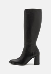 Botas de piel negra hasta la rodilla con una textura suave, punta redondeada y tacón grueso. Presenta un diseño de caña ajustada y elegante.