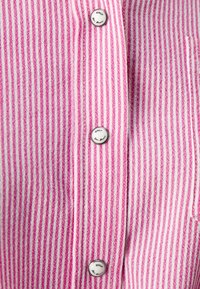 Tela de camisa a rayas rosa y blanca con una textura única, que presenta botones blancos grabados con la palabra "ONLY", dispuestos a lo largo de la tapeta delantera.