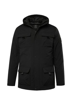 Zwarte geïsoleerde jas met een capuchon, meerdere voorzakken en een knoopsluiting. Gladde textuur met een matte afwerking.