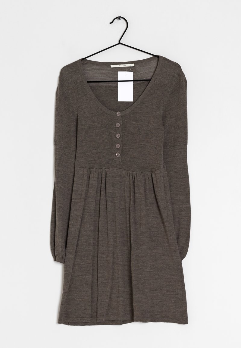 Robe en maille marron à manches longues avec des boutons sur la poitrine, suspendue à un cintre noir sur fond blanc.