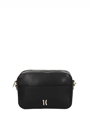 Borsa a tracolla in pelle nera con texture liscia, chiusura a zip, tasca frontale e dettagli in metallo color oro. Design minimalista con logo.