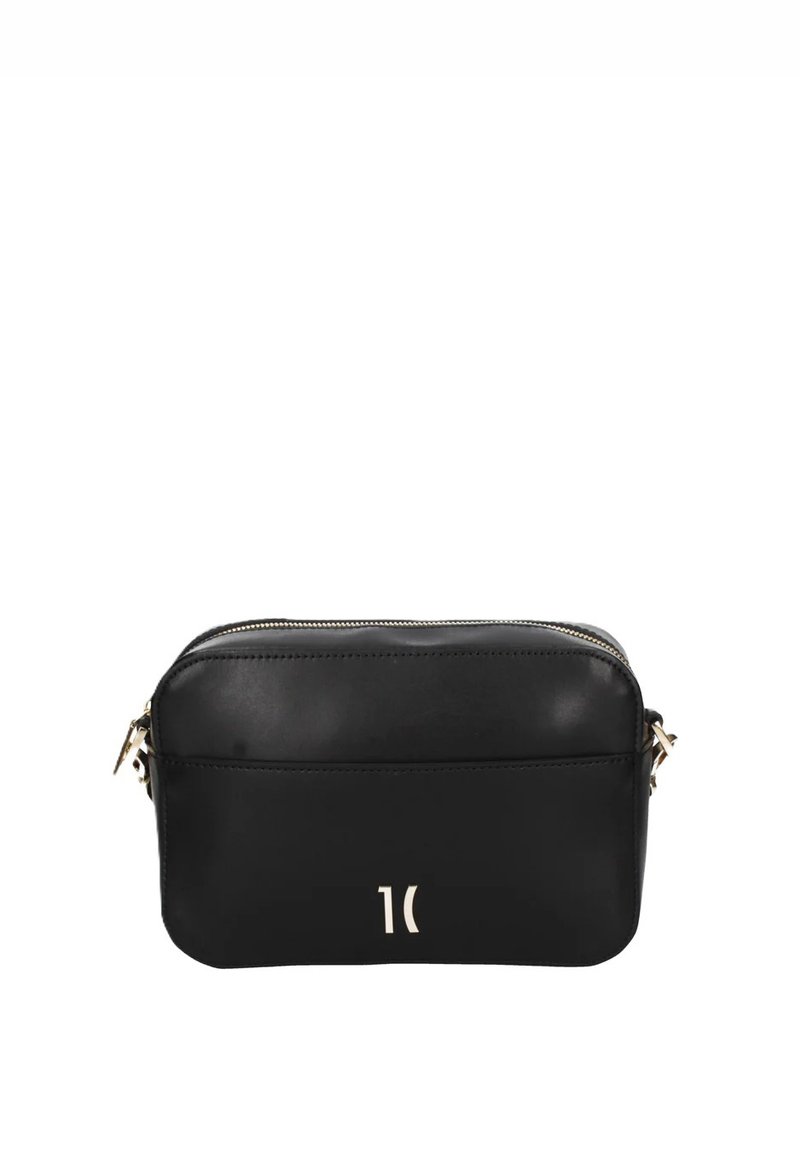 Borsa a tracolla in pelle nera con texture liscia, chiusura a zip, tasca frontale e dettagli in metallo color oro. Design minimalista con logo.