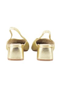 Zapatos dorados de tacón bajo tipo slingback con un acabado metálico texturizado y un forro interior suave.