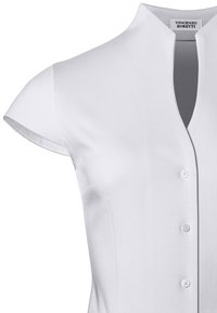 Witte blouse met korte mouwen en hoge kraag, met een knoopsluiting aan de voorkant en een gladde, zachte textuur. Geen patronen of accenten zichtbaar.