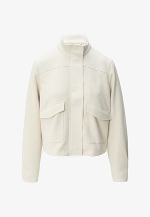 Kurz geschnittene weiße Jacke aus weichem Stoff, mit hohem Kragen, Frontreißverschluss und zwei großen Klappentaschen mit glatter Oberfläche.