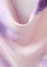 Lekki materiał z gradientem delikatnych lawendowych i jasnoróżowych odcieni, o gładkiej fakturze i subtelnych wzorach akwarelowych.