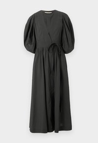 Μαύρο midi φόρεμα με βαθύ V-λαιμόκοψη, φουσκωτά μανίκια μέχρι τον αγκώνα, εφαρμοστή μέση και ζώνη που δένει, κρεμασμένο σε λευκό φόντο.