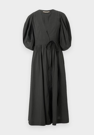 Vestido midi negro con escote en V profundo, mangas abullonadas hasta el codo, cintura ajustada y cinturón de lazo, colgado sobre un fondo blanco.