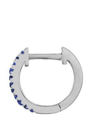 Orecchino a cerchio in argento con chiusura a cerniera, decorato con piccole pietre preziose blu lungo un bordo esterno.