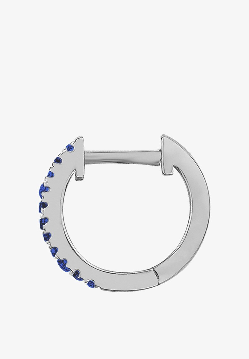 Boucle d'oreille créole en argent avec fermoir à charnière, décorée de petites pierres précieuses bleues le long d'un bord extérieur.