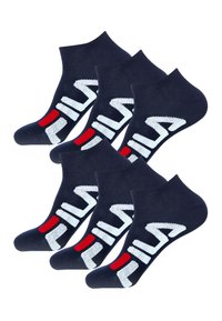 Chaussettes de cheville en mélange de coton, bleu marine. Présentent un grand logo "FILA" blanc et un accent rouge. Six paires affichées ensemble, avec des bords ribbed.