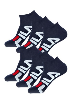 Chaussettes de cheville en mélange de coton, bleu marine. Présentent un grand logo "FILA" blanc et un accent rouge. Six paires affichées ensemble, avec des bords ribbed.