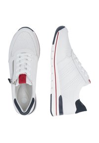 Sneakers bianche con pelle traforata, dettagli rossi e blu navy. Presentano una chiusura frontale con lacci e una suola texturizzata per grip e supporto.