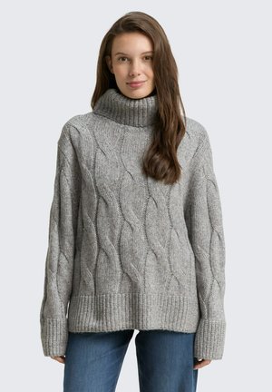 Grauer Strickpullover mit hohem Rollkragen, der ein Zopfmuster sowie gerippte Bündchen und Saum aufweist. Lockere Passform mit überschnittenen Schultern.