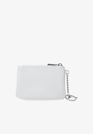Biała skórzana saszetka na zamek błyskawiczny o fakturowanej powierzchni, z srebrnym karabińczykiem i małym metalowym uchwytem do zamka.
