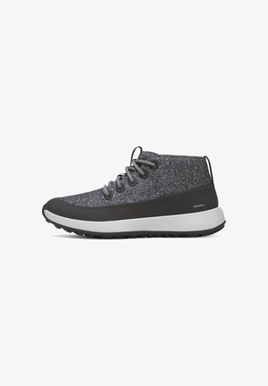 Dunkelgrauer High-Top-Sneaker mit Stoffobermaterial, schwarzem wasserfestem unteren Teil, grauen Schnürsenkeln, weißer gerippter Sohle und schwarzer profillierter Außensohle.