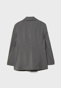 Sivi blazer s pinstripes vzorom, strukturirane zasnove, enoredno zapiranje, rever ovratnik in rahlo podaljšani rokavi; gladka tekstura tkanine.