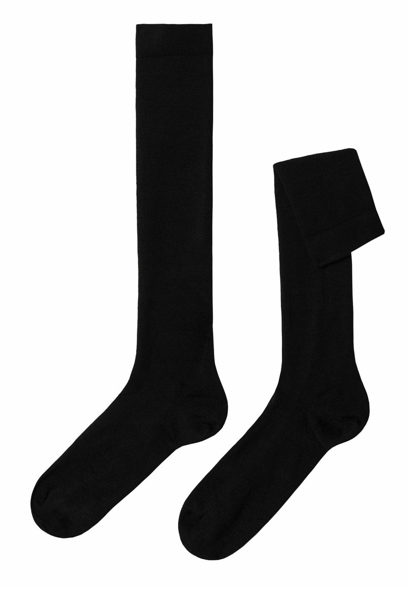 Sorte knæhøje sokker lavet af blødt materiale, med en glat struktur og ribbet kant øverst. Den ene sok er foldet, mens den anden står oprejst.
