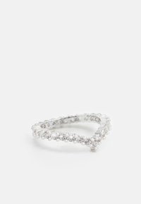 Bague triangulaire en argent incrustée de petites pierres précieuses rondes claires, présentée sur une surface blanche.