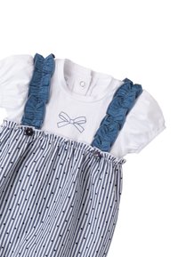 Witte top met korte mouwen en denim schouderbanden met ruffles, versierd met een blauwe strik, gecombineerd met een gestreepte rok met kleine stippen.
