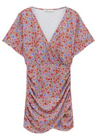 Vestido floral con escote en V, mangas sueltas y laterales fruncidos. La tela muestra flores rojas y moradas sobre un fondo claro.