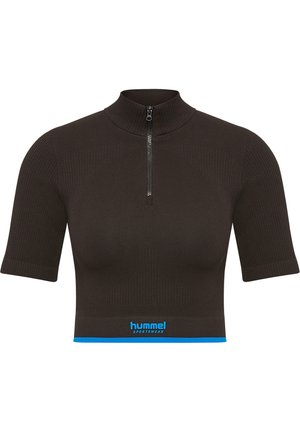 Sort kortærmet crop top med halv-zip krave, ribbet tekstur og en blå accentbånd med "hummel" logoet ved kanten.