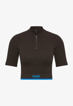 Sort kortærmet crop top med halv-zip krave, ribbet tekstur og en blå accentbånd med "hummel" logoet ved kanten.