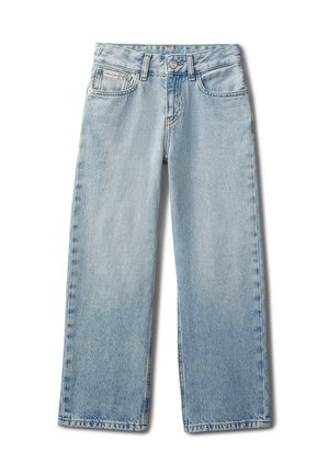 Világoskék egyenes szárú farmernadrág elülső zsebekkel, övbújtatókkal és gombos záródással, fehér háttéren lefektetve.