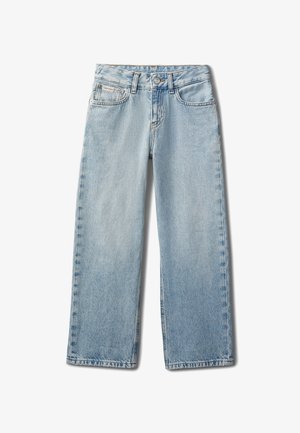 Helehallid sirgelõikelised teksapüksid esitaskute, vööaasa ja nööpidega, laotatud valgele taustale.