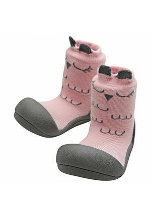 Botines rosas con suelas de goma gris. La parte superior de punto presenta un patrón de búhos con detalles de cara bordados y dos orejas en la parte superior.