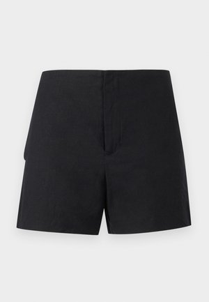 Mustad kõrge vöökohaga lühikesed püksid laia vöörihma ja sirgete säärtega, valgel taustal eksponeeritud.