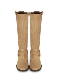 Botas hasta la rodilla hechas de ante marrón claro con una textura suave, que cuentan con dos correas laterales y hebillas, y un diseño de puntera redondeada.