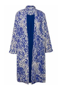 Kimono-stijl jasje van witte stof met blauwe abstracte patronen. Heeft een sjaalkraag en brede mouwen, een open ontwerp aan de voorkant en een lengte tot op de knie.