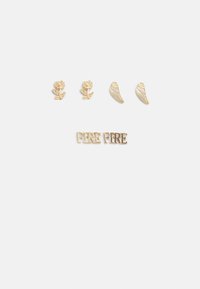 Brincos de metal dourado em forma de rosa, com dois designs de asas e o texto "FIRE FIRE" em uma fonte ousada. Elementos detalhados e texturizados estão presentes.