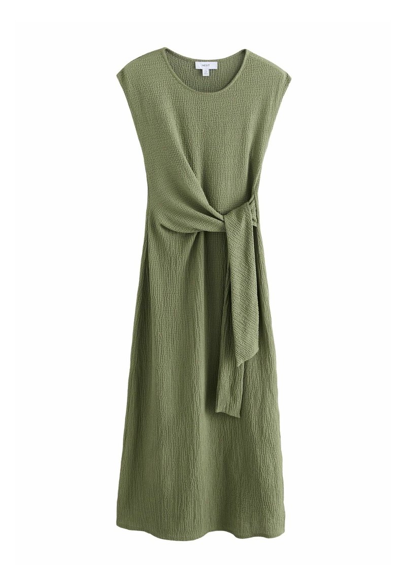 Robe midi sans manches vert olive texturée avec un col rond et une ceinture en tissu nouée à la taille.