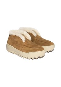 Brązowe zamszowe botki za kostkę z puszystą białą futrzaną podszewką, z masywną beżową podeszwą o zygzakowatym wzorze, o niskim profilu.