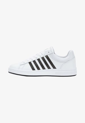 Sneaker bianca con strisce nere, superiore in sintetico liscio, design con lacci e suola in gomma, dotata di punta arrotondata e colletto imbottito.