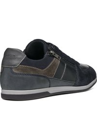 Baskets bleu foncé en suède et mesh, avec un col rembourré, une fermeture éclair sur le côté et des accents gris contrastants. Semelle en caoutchouc.