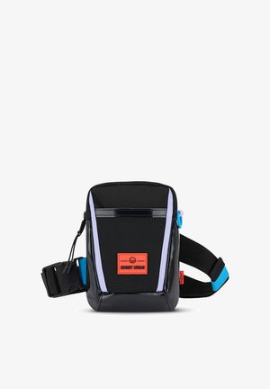Černá crossbody taška s okrajovými a lesklými materiály, s modrými a fialovými akcenty, nastavitelným popruhem a oranžovou nášivkou s logem.