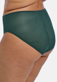 Hooggetailleerde, groene slips van een textuurstof, met een zachte tailleband en een naadloos ontwerp aan de achterkant.