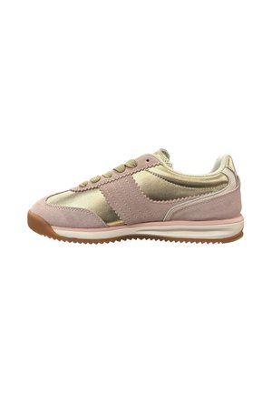 Lage sneaker met gouden stof en roze suède panelen, beige veters en een bruine rubberen zool met textuur voor grip.