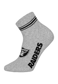 Szary skarpetka do kostki z czarnymi paskami przy ściągaczu, z napisem "RAIDERS" i logo drużyny po bokach. Wykonana z bawełnianej mieszanki, miękka w dotyku.