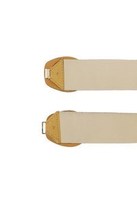 Cinturino in tessuto beige con estremità in pelle marrone; ciascuna estremità presenta accenti in pelle di forma triangolare e una clip metallica per il fissaggio.