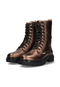 Et par metallic bronze læder snørebåndsstøvler med sorte såler og tykke treads, vist mod en hvid baggrund.