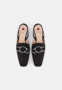 Svart mocka slingback-mule med silverkedjedetalj över framsidan, spetsig tå och kontrasterande sömmar. Logotyp synlig invändigt.