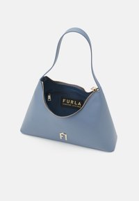 Sinine nahkne käekott, millel on kolmnurkne kuju, üks käepide, kuldne lukustus ja brändi sisetagi, millel on õrn läige.