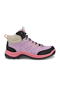 Scarpa da trekking impermeabile con una tomaia in suede viola, punta nera, suola rosa, accenti gialli e grigi, e pannelli in mesh testurizzato.