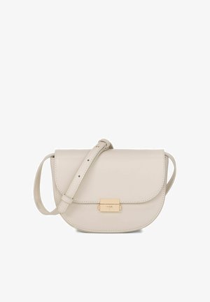 Beżowa skórzana torba na ramię z zaokrągloną klapką, regulowanym paskiem oraz złotym prostokątnym zapięciem na środku przedniej części.