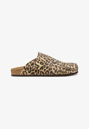 Mule slip-on con suela de corcho, parte superior con estampado de leopardo y una correa con hebilla de tono dorado sobre fondo blanco.